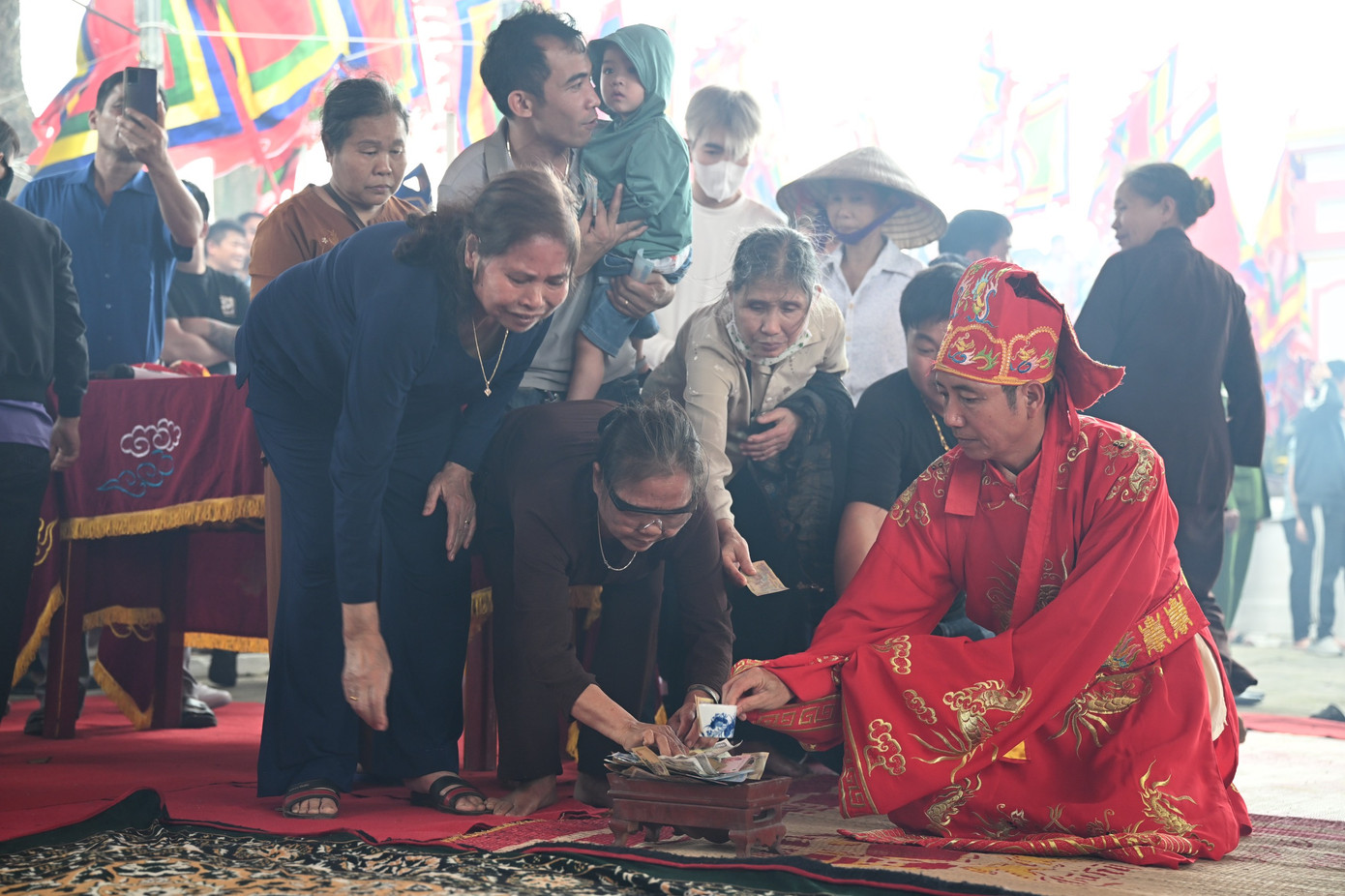 Theo trình tự, từ sáng sớm ngày 12 tháng Giêng, ban tổ chức tiến hành rước kiệu từ đình làng nơi thờ Tứ vị Thành hoàng tới địa điểm thực hiện phần lễ - diễn ra tại đền thờ bà Thiều Hoa bên bờ sông Thao.