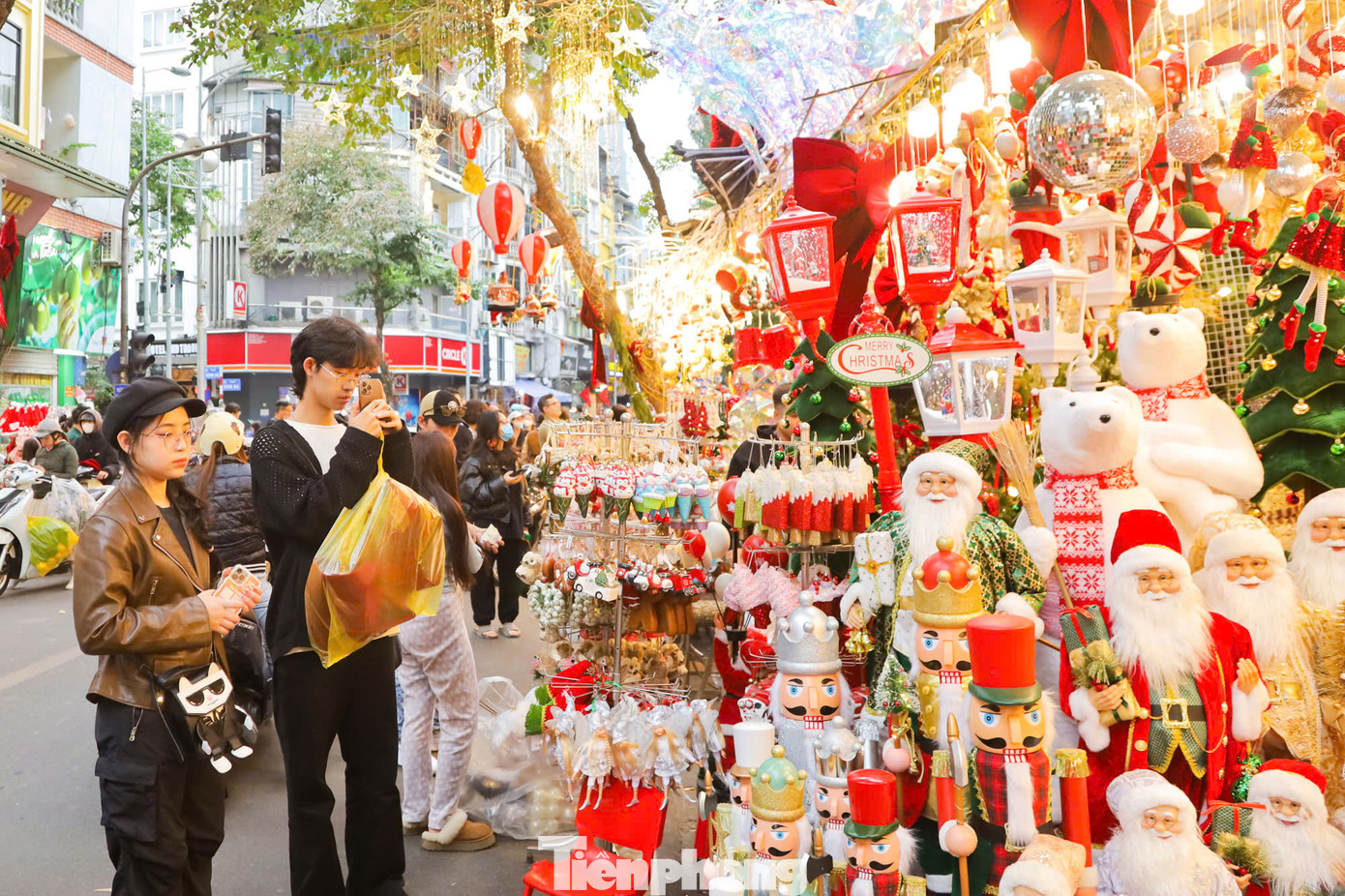 Hộp nhạc tuyết, vòng nguyệt quế có giá từ 100.000 đồng trở lên. Cây thông Noel là mặt hàng đắt nhất. Những cây thông kích thước lớn trên một mét có giá không dưới một triệu đồng.