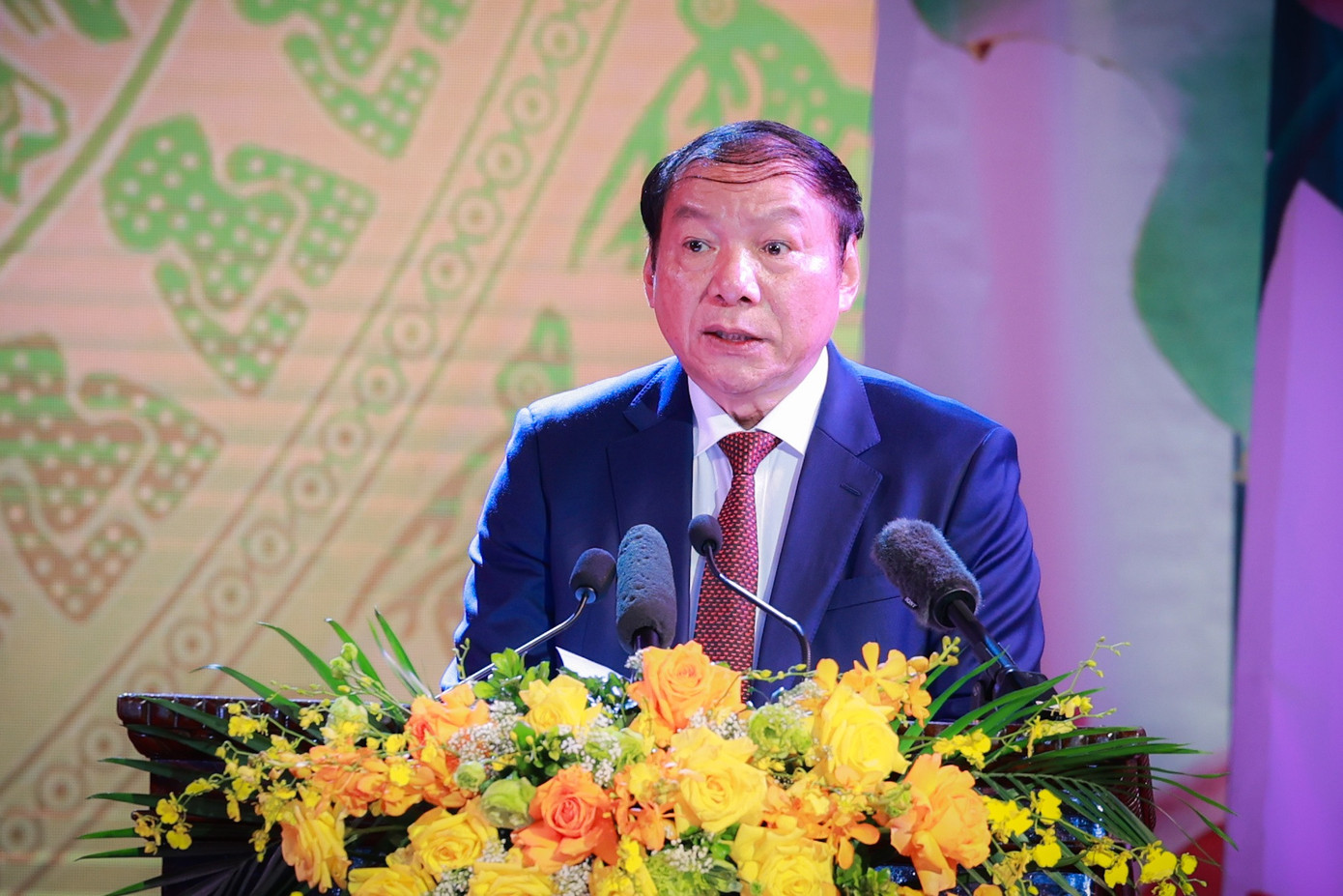 Báo cáo về công tác xét tặng giải thưởng Hồ Chí Minh, Giải thưởng Nhà nước về VHNT năm 2021, Bộ trưởng Bộ VHTTDL Nguyễn Văn Hùng - Chủ tịch Hội đồng cấp Nhà nước nêu điểm mới trong công tác xét tặng. Tác giả chỉ phải nộp một bộ hồ sơ duy nhất đến Hội đồng cấp cơ sở, là điều kiện để xem xét trong quá trình xét tặng tại các cấp Hội đồng. Bộ hồ sơ gốc sẽ được Hội đồng cấp dưới gửi lên Hội đồng cấp trên, còn việc sao lưu hồ sơ tại các cấp Hội đồng do các đơn vị tổ chức xét tặng thực hiện. Ảnh: Nhật Minh.