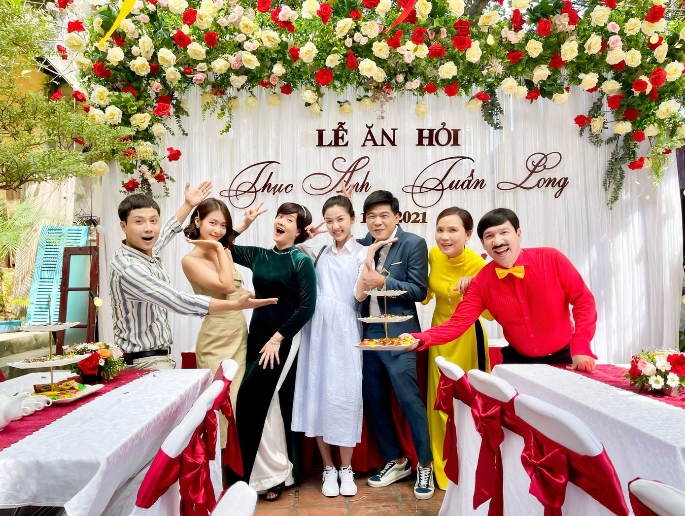 Long phải cố gắng kiếm tiền để lo cho gia đình nhỏ nhưng lại nói dối Thục Anh vì sợ cô lo lắng. Nhận ra sự khác thường của Long, Thục Anh gặng hỏi nhưng lại bị lảng tránh. Vì vậy, Thục Anh cho rằng Long đã có người khác.