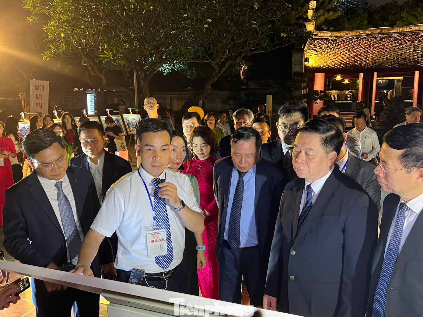 Các đại biểu tham quan khu vực trưng bày sách điện tử.