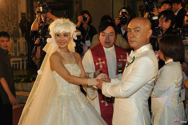 Năm 2009, Trương Vệ Kiện làm đám cưới với bà xã kém anh 9 tuổi là nữ diễn viên Trương Tây - ngôi sao từng tham gia diễn xuất trong những bộ phim như Tiểu Bảo và Khang Hy, Liêu trai, Đế cẩm, Độc Cô thiên hạ, Cổ kiếm kỳ đàm, Truyền kỳ Trần Mộng Cát... Sau nhiều năm chung sống, dù gặp không ít trắc trở, thậm chí Trương Tây còn sảy thai tới hai lần nhưng cặp đôi vẫn gìn giữ được hạnh phúc