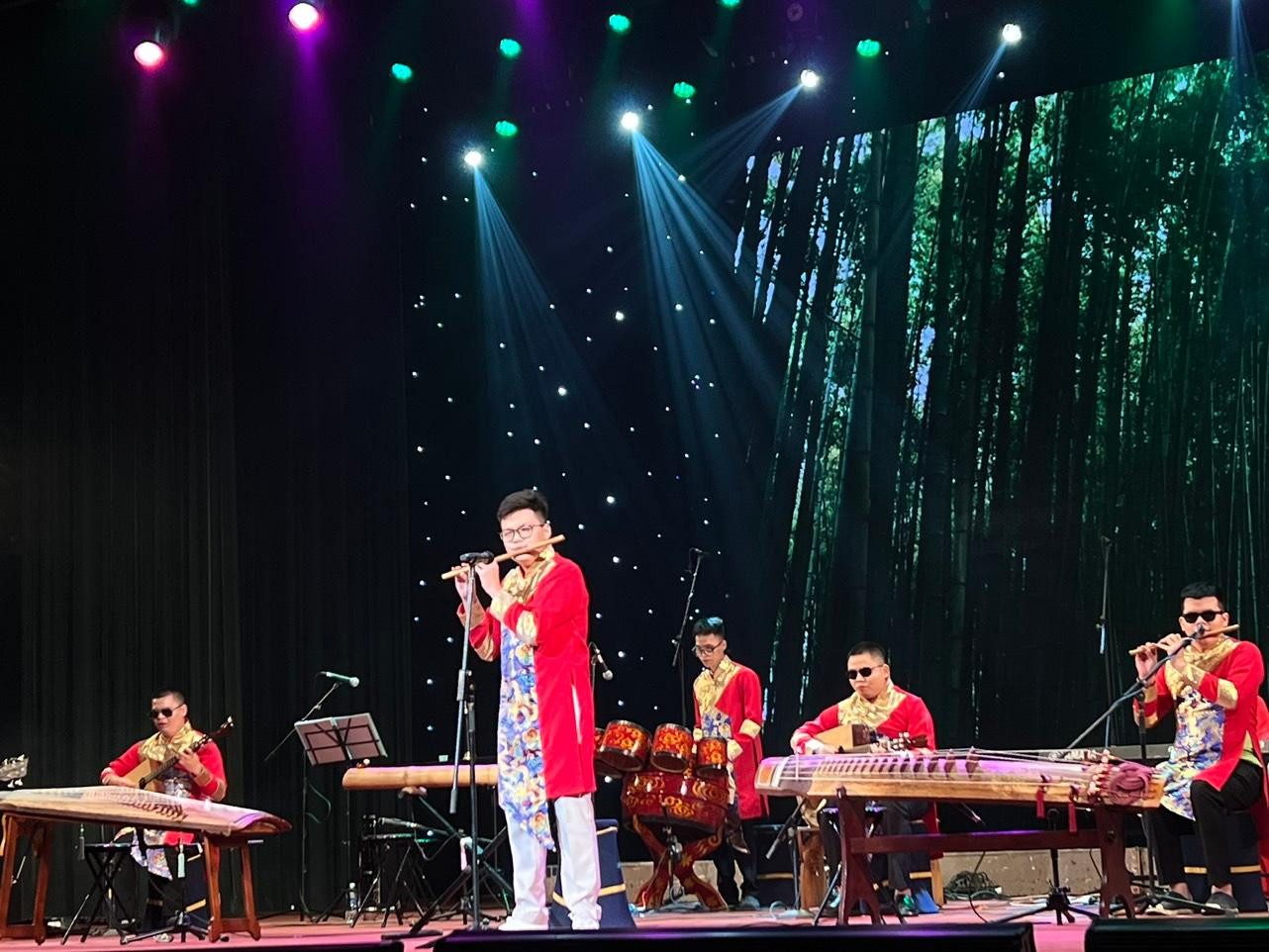 Ban nhạc Nắng Mới của Hội người mù Việt Nam. Ảnh: NGỌC ÁNH. Ban nhạc Nắng Mới của Hội người mù Việt Nam. Ảnh: NGỌC ÁNH.