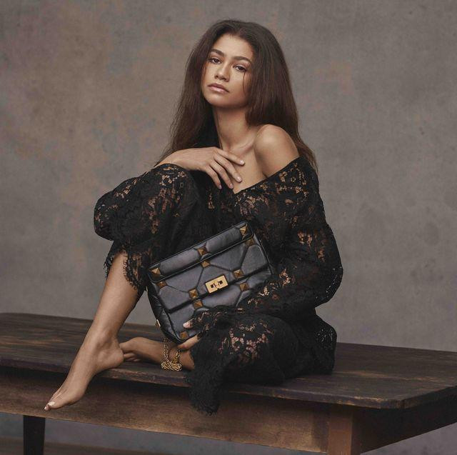 Mỹ nhân phim Người Nhện còn được mệnh danh là &quot;tắc kè hoa&quot; của Hollywood với khả năng chinh phục nhiều phong cách khác nhau: từ gợi cảm, nóng bỏng tới khỏe khoắn, cá tính. Từ năm 2016, cô còn mở thương hiệu quần áo của mình với tên gọi Daya by Zendaya