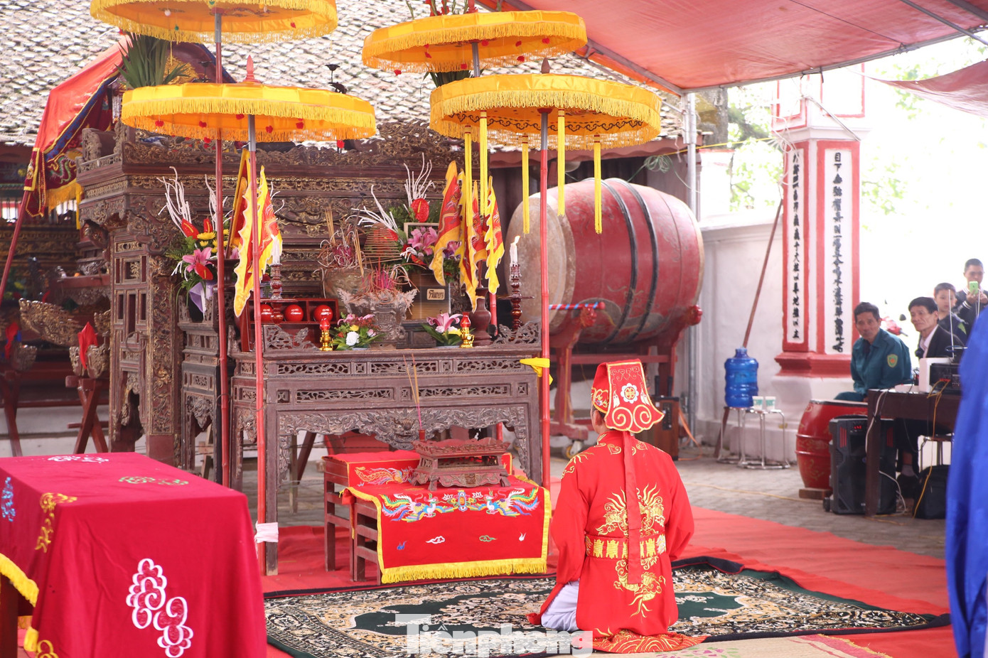 Người đọc văn tế là ông bàn thượng, nội dung các bản văn tế được viết trong các sắc phong. Lễ Khẩn tấu do ông tiên chỉ đọc, mong cuộc sống an bình cho mọi người. Lễ dâng xôi gà, bánh chưng, bánh dày lên các bậc Thánh hiền diễn ra ngay sau khi đọc xong văn tế. Ảnh: GIA LINH.