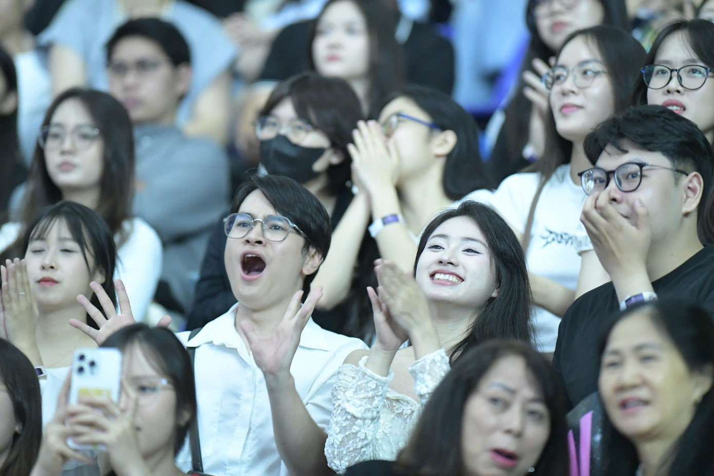 Khán giả lấp kín Cung Thể thao Quần Ngựa để cổ vũ cho 41 thí sinh.