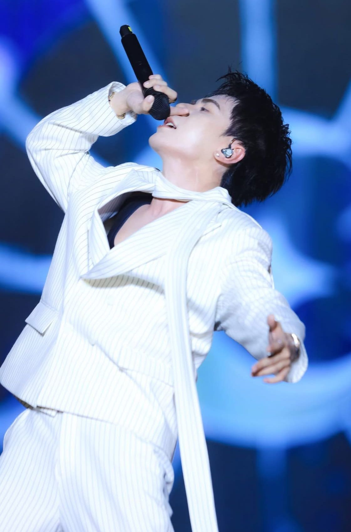 Chương trình khép lại bằng một sân khấu mang tính biểu tượng - sự trở về của Quang Hùng MasterD - người con xứ Huế. Ở phần này, hàng nghìn drone đồng loạt thắp sáng bầu trời, xếp hình thành hai dòng chữ &quot;Quang Hùng MasterD” và “MUZIK”.