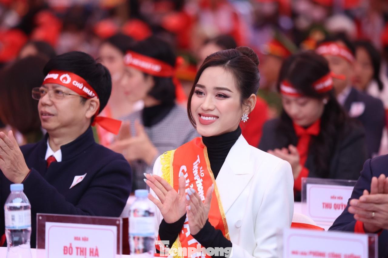 Hoa hậu Đỗ Thị Hà hào hứng tham dự ngày hội chính Chủ nhật Đỏ lần thứ XV, diễn ra sáng 18/12 tại Đại học Bách khoa Hà Nội. Người đẹp xứ Thanh lần thứ hai đồng hành với chương trình ý nghĩa do báo Tiền Phong và các Uỷ ban An toàn Giao thông Quốc gia, Viện Huyết học - Truyền máu Trung ương tổ chức. Ảnh: Như Ý.