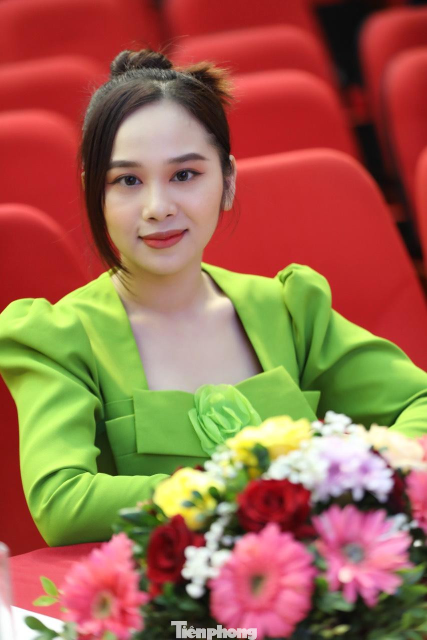 Chương trình &quot;Nâng bước Thủ khoa&quot; là một trong các hoạt động thường niên của Quỹ Hỗ trợ Tài năng trẻ Việt Nam, trực thuộc Trung ương Đoàn TNCS Hồ Chí Minh, báo Tiền Phong là cơ quan thường trực. Chương trình nhằm tuyên dương, trao học bổng tặng các tân thủ khoa và sinh viên có hoàn cảnh khó khăn đạt thứ hạng cao đầu vào các trường đại học, học viện trong cả nước. Ảnh: Hồng Vĩnh.