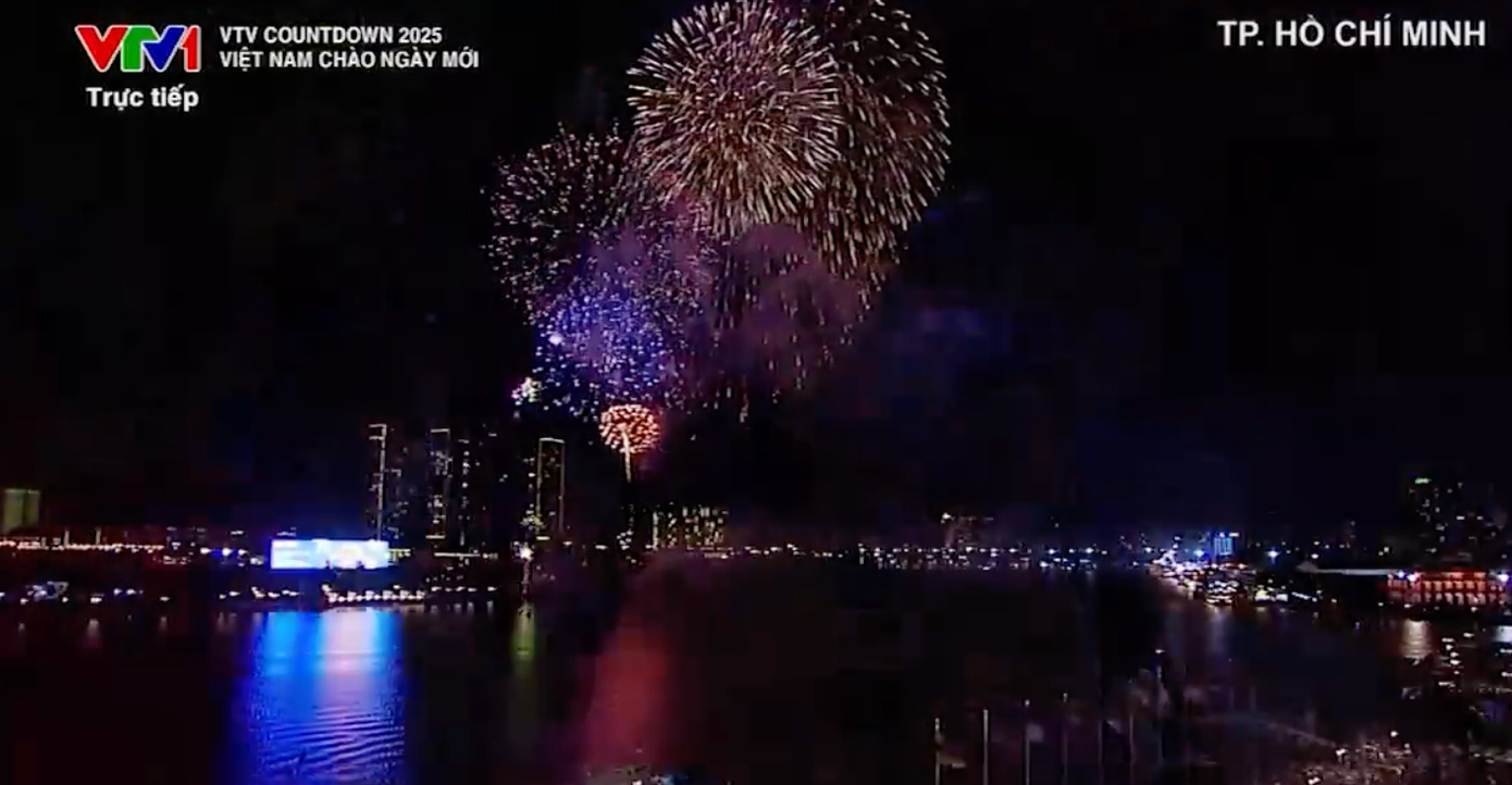 Màn pháo hoa rực rỡ ở các điểm cầu. Màn pháo hoa rực rỡ ở các điểm cầu.