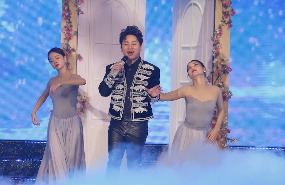 Ca sĩ Tùng Dương biểu diễn ở VTV Countdown 2025. Ca sĩ Tùng Dương biểu diễn ở VTV Countdown 2025.