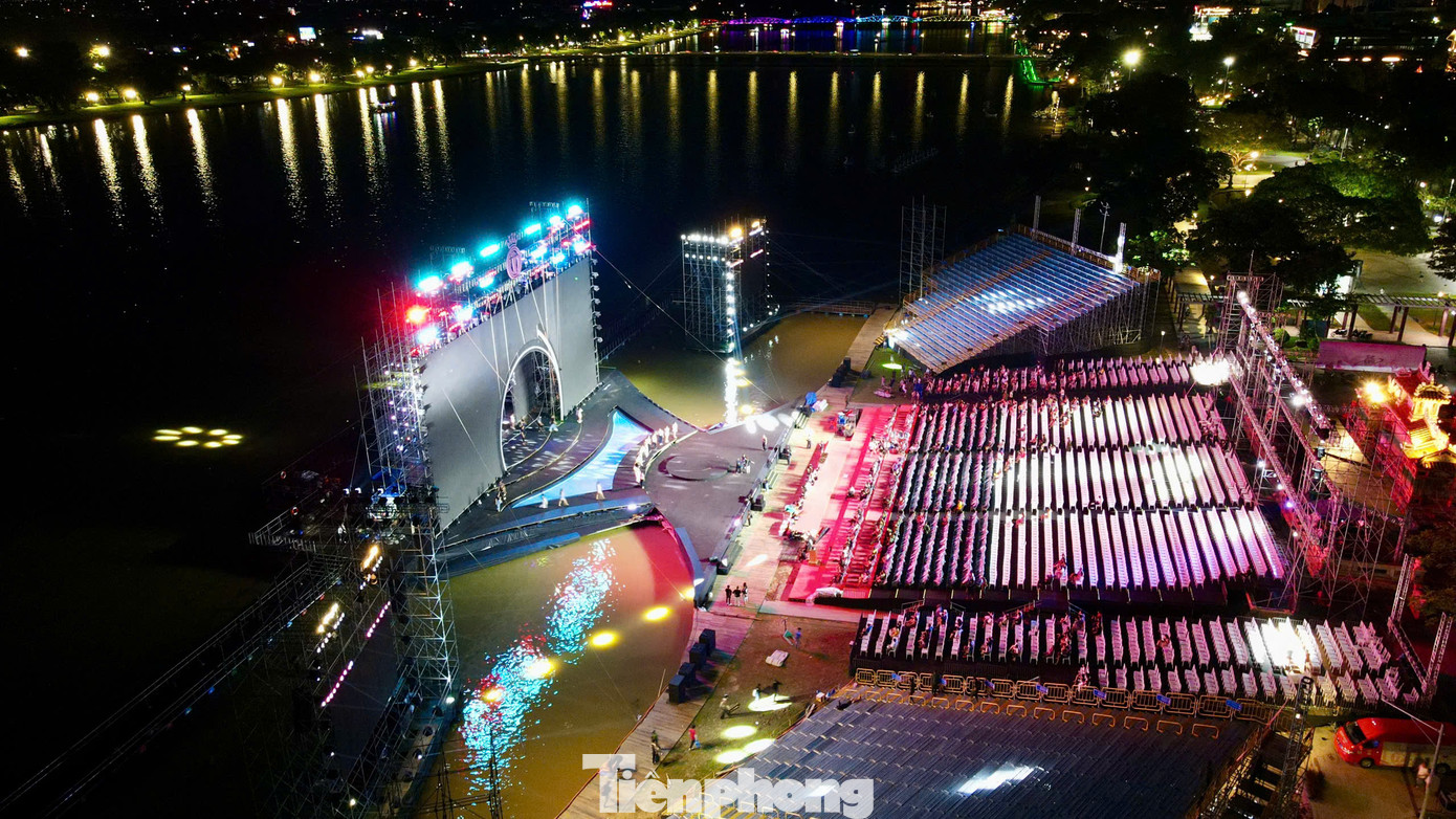 Ban tổ chức huy động mọi nguồn lực để kịp tiến độ chung kết Hoa hậu Việt Nam diễn ra tối 27/6. Từ khi bắt đầu thực hiện tới thời điểm bàn giao chỉ vỏn vẹn trong 5 ngày. Đến hiện tại, công tác thi công đang vượt tiến độ được giao. Hoa hậu Việt Nam 2024 cũng góp phần quảng bá, lan tỏa hình ảnh đẹp của TP Huế.