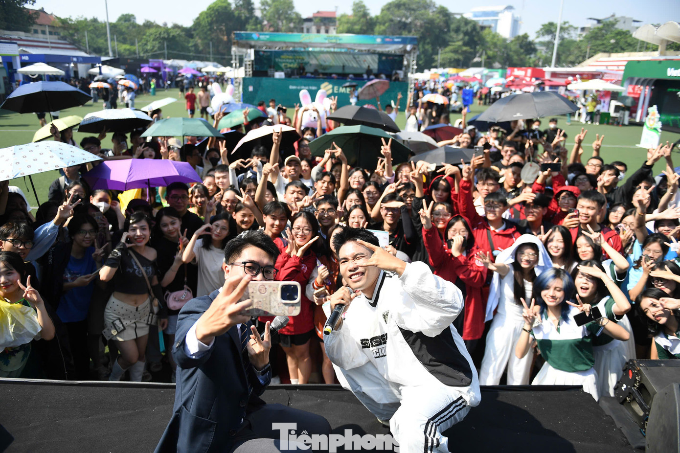 Phúc Du nhiều lần nói cảm ơn khán giả đã “cháy” hết mình trong bầu không khí của Ngày Thẻ Việt Nam 2024 - Sóng Festival. Nam rapper tranh thủ lưu lại nhiều khoảnh khắc đẹp bên người hâm mộ. Cuối màn trình diễn, Phúc Du và nhiều khán giả nán lại để chụp hình kỷ niệm.