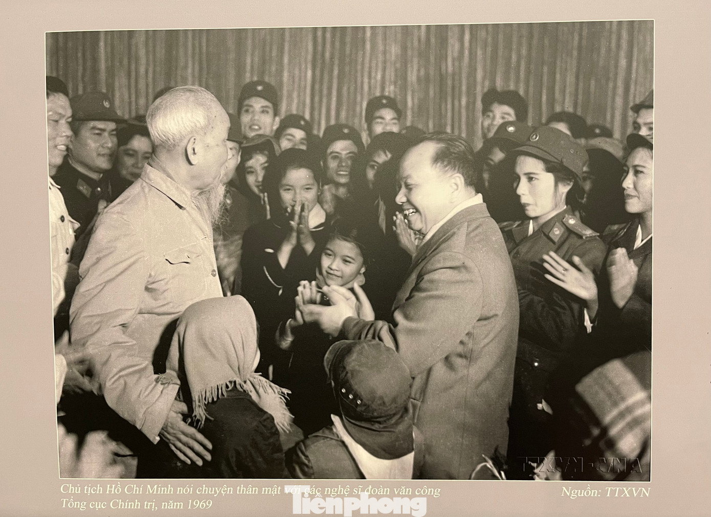 Nghệ sĩ đoàn văn công Tổng cục Chính trị vui mừng được đón, trò chuyện thân mật cùng Chủ tịch Hồ Chí Minh. Ảnh được chụp năm 1969.
