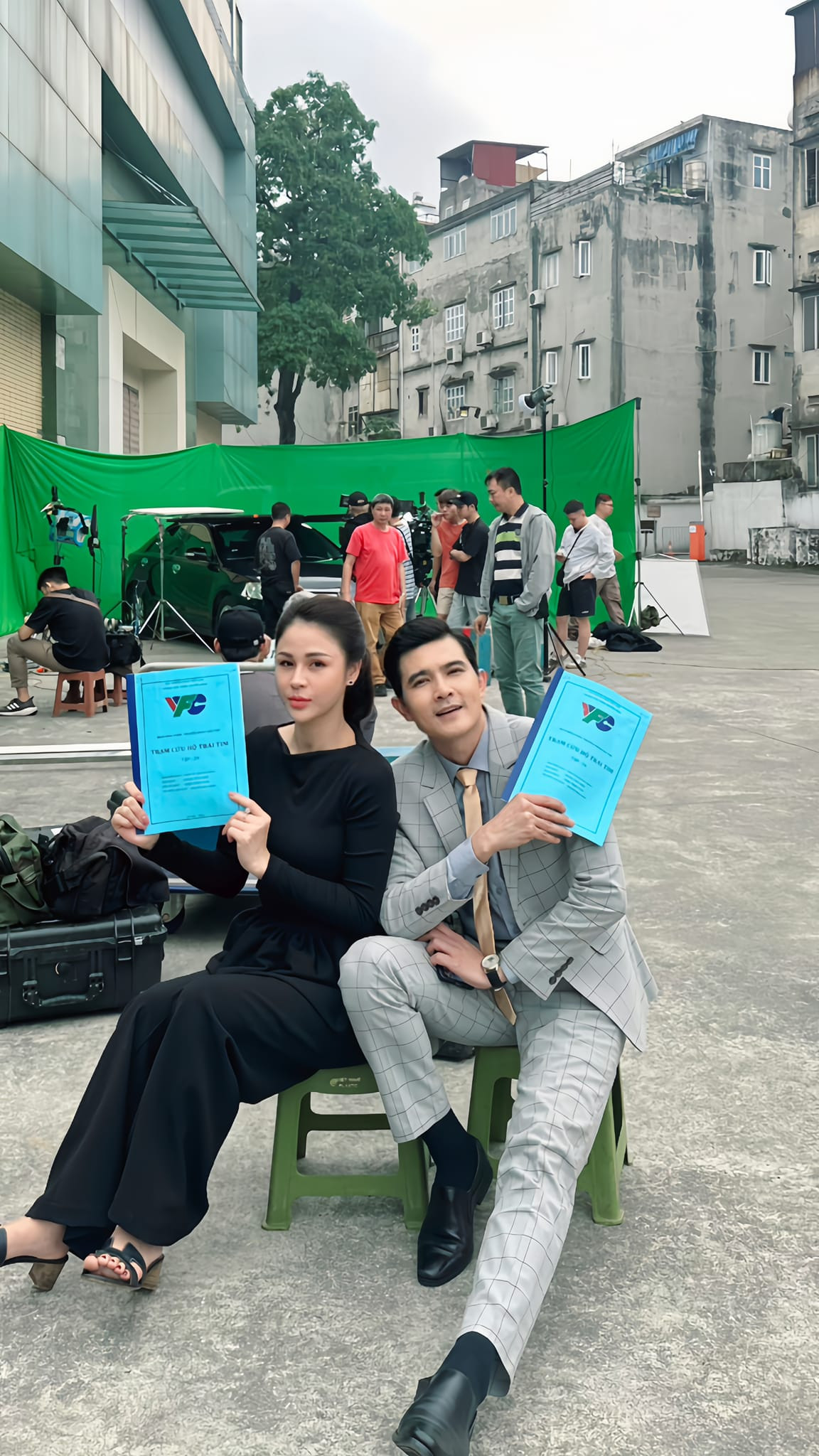 Quang Sự, Lương Thu Trang ở hậu trường phim. Quang Sự, Lương Thu Trang ở hậu trường phim.