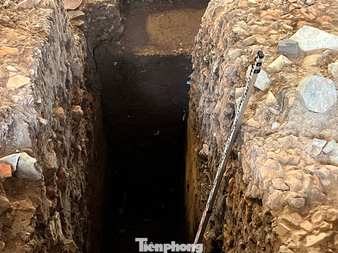 Các hố đào thăm dò được mở trực tiếp trên nền điện Kính Thiên. Cho đến hiện nay, tại vị trí các hố khai quật thăm dò đã xuất lộ dấu vết kiến trúc thời Nguyễn (thế kỷ 19-20), thời Lê Trung hưng (thế kỷ 17-18) và thời Lê sơ (thế kỷ 15-16). Kết quả khai quật năm 2023 cho thấy nhiều di tích mới, gợi những nhận thức mới góp phần thúc đẩy thêm một bước quan trọng trong việc tìm hiểu diện mạo khu trung tâm.