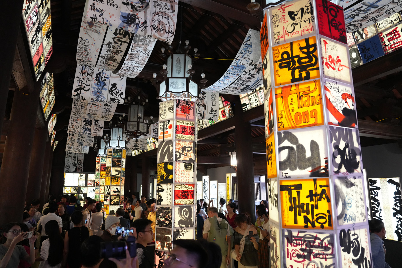 Các dải băng giấy thư pháp với tổng chiều dài 200 m được sắp đặt trên mái của khu Thái Học thể hiện mối liên kết giữa 15 thư pháp gia đến từ ba miền của đất nước. Các dải băng giấy thư pháp với tổng chiều dài 200 m được sắp đặt trên mái của khu Thái Học thể hiện mối liên kết giữa 15 thư pháp gia đến từ ba miền của đất nước.