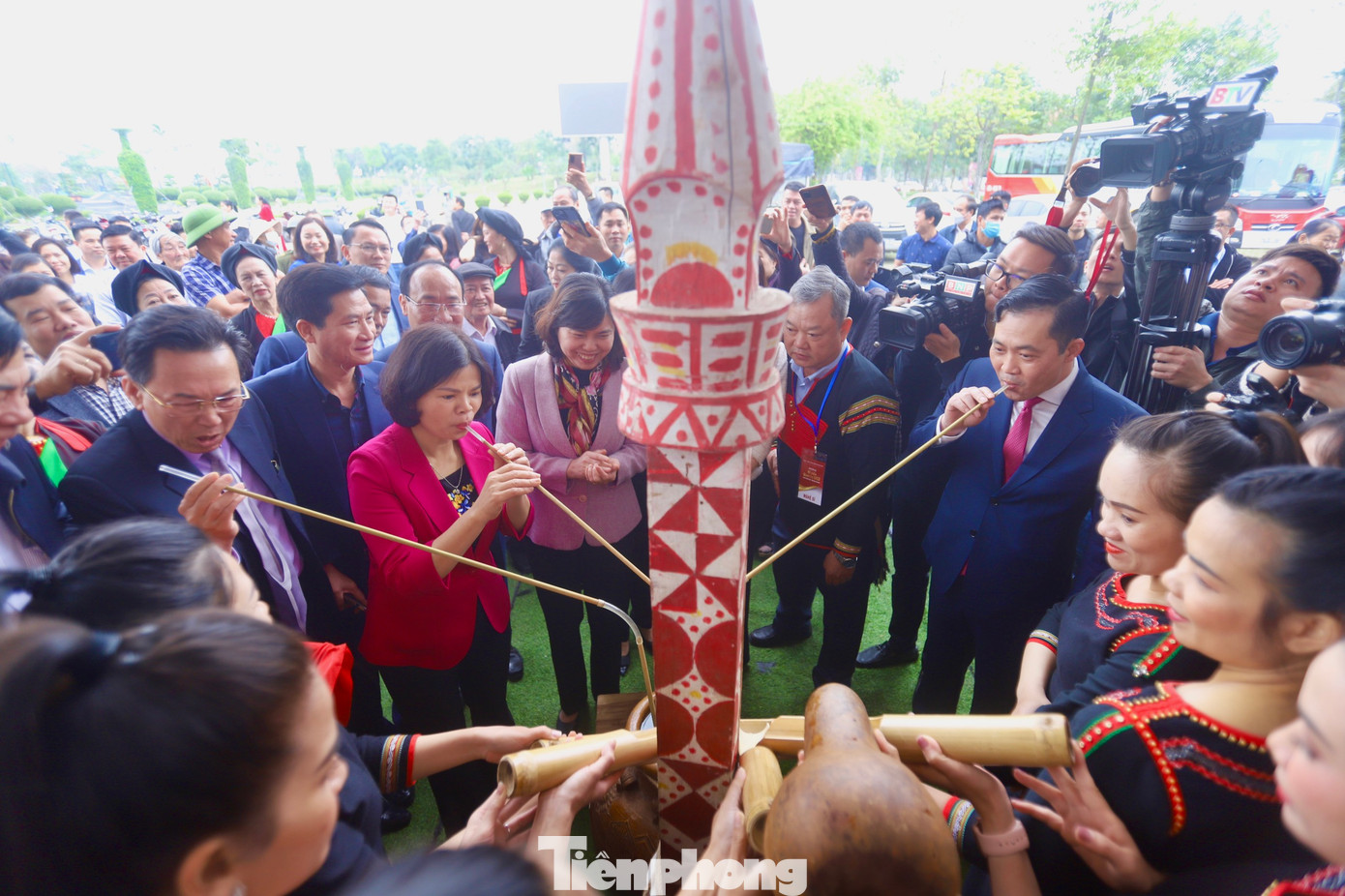 Hiện nay, tỉnh Bắc Ninh có 4 di sản văn hóa phi vật thể được UNESCO ghi danh (riêng và chung với một số địa phương) gồm: Dân ca Quan họ Bắc Ninh, Ca trù, Thực hành tín ngưỡng thờ mẫu Tam phủ của người Việt, Nghi lễ, trò chơi kéo co làng Hữu Chấp. Ảnh: TRỌNG TÀI.