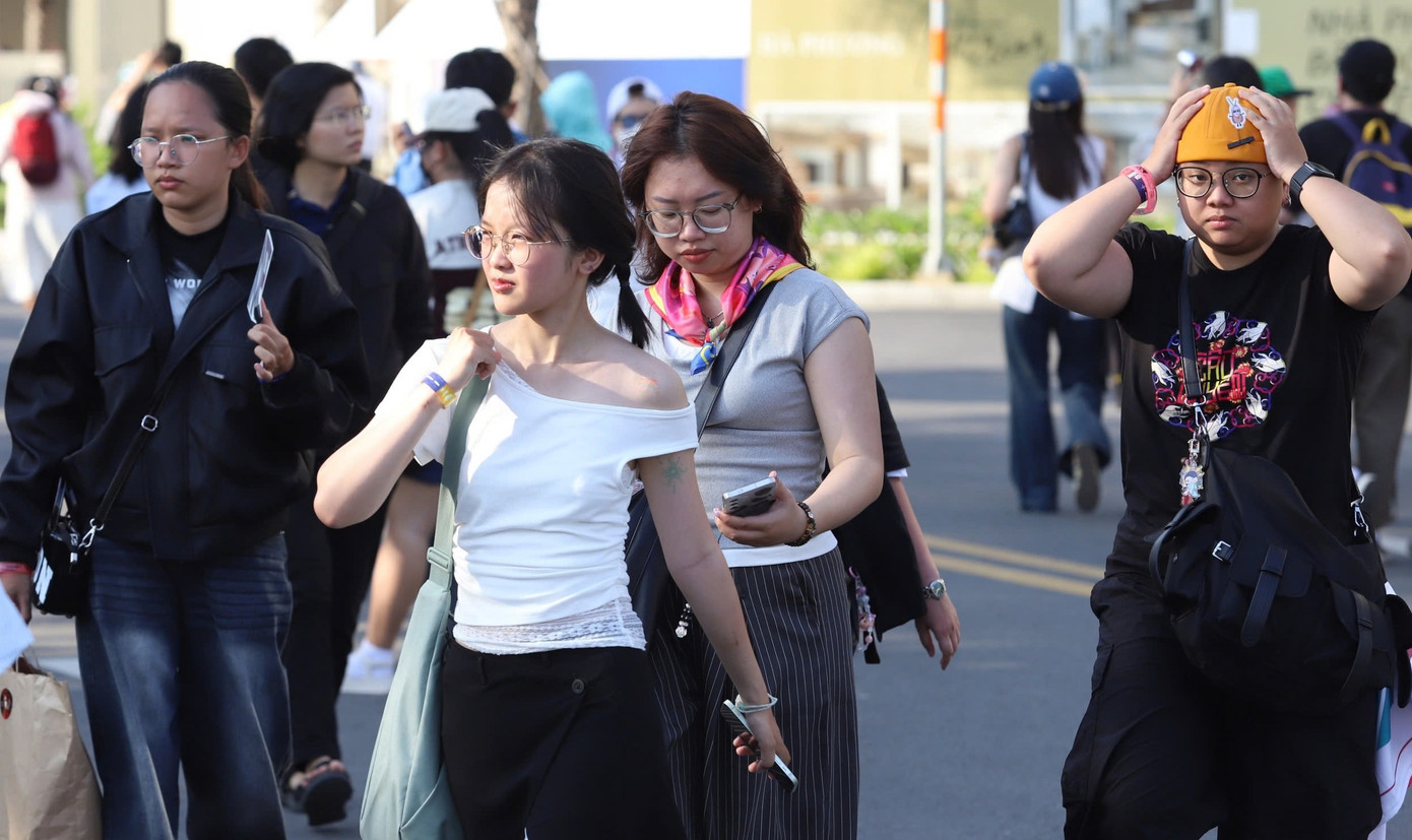 Người hâm mộ ùn ùn kéo đến khu vực tổ chức, chờ đợi khoảng 3-4h đồng hồ để được check-in. Người hâm mộ ùn ùn kéo đến khu vực tổ chức, chờ đợi khoảng 3-4h đồng hồ để được check-in.