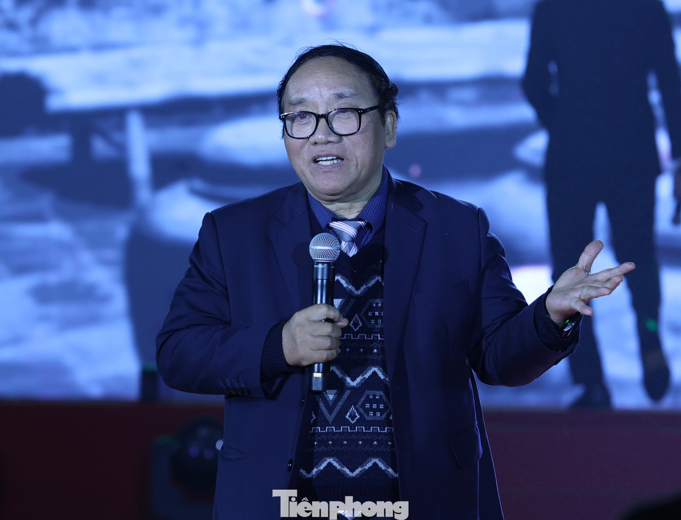 Nhà thơ Trần Đăng Khoa - Phó Chủ tịch Hội Nhà văn Việt Nam đọc thơ trên sân khấu Đêm thơ Nguyên tiêu. Nhà thơ Trần Đăng Khoa tin tưởng sức hút của Ngày thơ lần thứ 21 đến từ sự mới mẻ. “Những năm trước, Ngày thơ có sân thơ trẻ, sân thơ già. Năm nay chỉ có sân thơ chung để các nhà thơ trẻ và nhà thơ cao tuổi giao lưu. Vốn dĩ trong thi ca không có tuổi tác”, ông nói với Tiền Phong. Nhà thơ Trần Đăng Khoa khẳng định Ngày thơ Việt Nam 2023 được tổ chức chuyên nghiệp. Không gian rộng lớn của Hoàng thành Thăng Long giúp thơ ca hòa quyện với thiên nhiên. Ảnh: NHƯ Ý. Nhà thơ Trần Đăng Khoa - Phó Chủ tịch Hội Nhà văn Việt Nam đọc thơ trên sân khấu Đêm thơ Nguyên tiêu. Nhà thơ Trần Đăng Khoa tin tưởng sức hút của Ngày thơ lần thứ 21 đến từ sự mới mẻ. “Những năm trước, Ngày thơ có sân thơ trẻ, sân thơ già. Năm nay chỉ có sân thơ chung để các nhà thơ trẻ và nhà thơ cao tuổi giao lưu. Vốn dĩ trong thi ca không có tuổi tác”, ông nói với Tiền Phong. Nhà thơ Trần Đăng Khoa khẳng định Ngày thơ Việt Nam 2023 được tổ chức chuyên nghiệp. Không gian rộng lớn của Hoàng thành Thăng Long giúp thơ ca hòa quyện với thiên nhiên. Ảnh: NHƯ Ý.