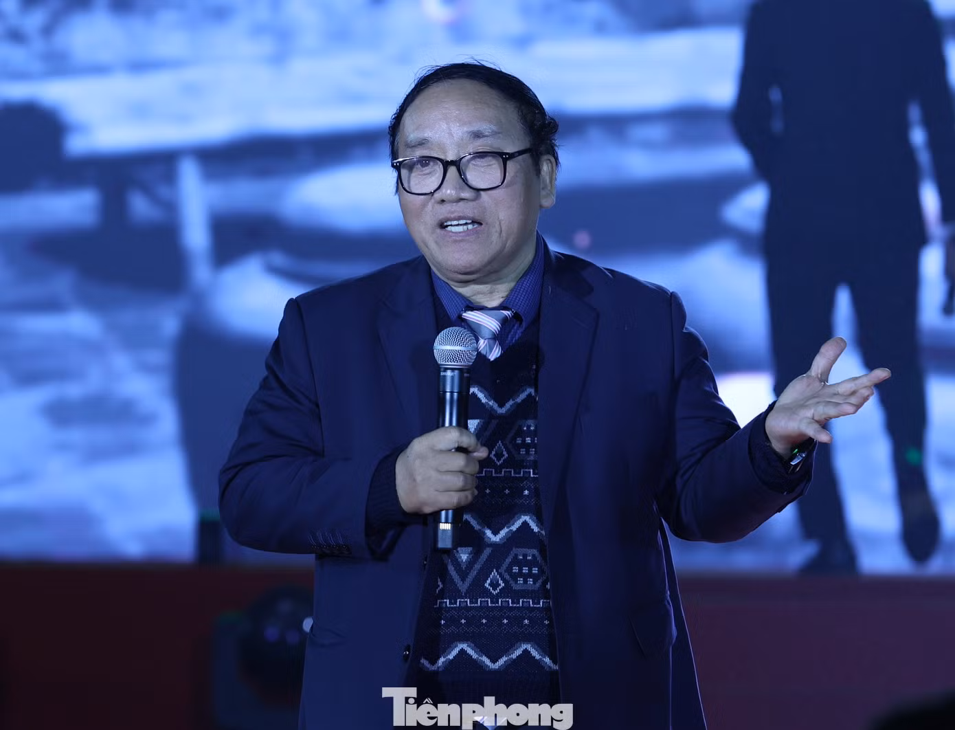 Nhà thơ Trần Đăng Khoa - Phó Chủ tịch Hội Nhà văn Việt Nam đọc thơ trên sân khấu Đêm thơ Nguyên tiêu. Nhà thơ Trần Đăng Khoa tin tưởng sức hút của Ngày thơ lần thứ 21 đến từ sự mới mẻ. “Những năm trước, Ngày thơ có sân thơ trẻ, sân thơ già. Năm nay chỉ có sân thơ chung để các nhà thơ trẻ và nhà thơ cao tuổi giao lưu. Vốn dĩ trong thi ca không có tuổi tác”, ông nói với Tiền Phong. Nhà thơ Trần Đăng Khoa khẳng định Ngày thơ Việt Nam 2023 được tổ chức chuyên nghiệp. Không gian rộng lớn của Hoàng thành Thăng Long giúp thơ ca hòa quyện với thiên nhiên. Ảnh: NHƯ Ý.