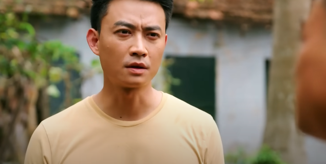 Hùng dùng biện pháp mạnh ép em gái dọn về khu trọ. Ảnh: CMH.