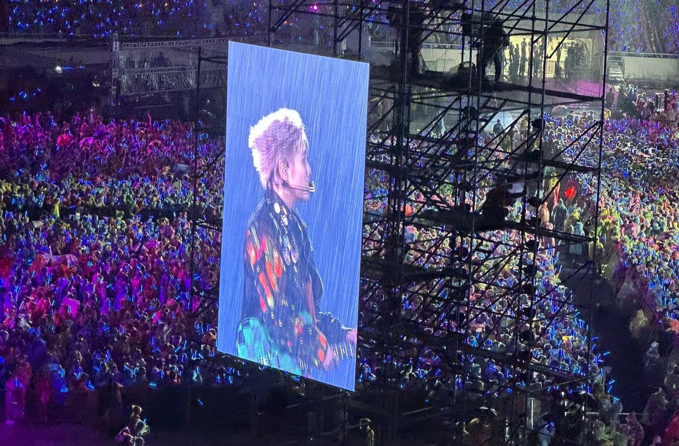 Concert Anh trai say hi cuối cùng tại Hà Nội diễn ra từ 19h tối 10/5. Từ đầu giờ chiều, fan ồ ạt đổ về sân vận động Mỹ Đình. Khoảng 20h, trời đổ mưa to. Khán giả đội mưa tầm tã cổ vũ thần tượng.