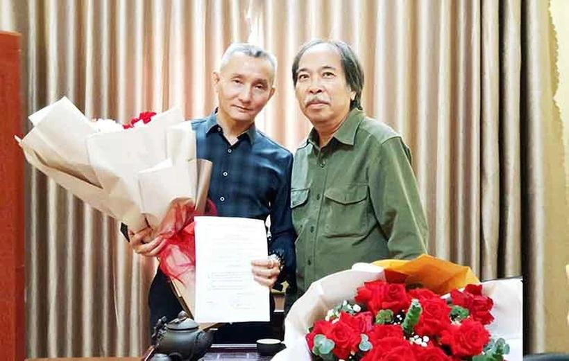 Nhà thơ Lương Ngọc An (trái) vừa nhận quyết định điều động vào vị trí Phó Tổng biên tập Tạp chí Nhà văn và Cuộc sống hôm 5/12. Nhà thơ Lương Ngọc An (trái) vừa nhận quyết định điều động vào vị trí Phó Tổng biên tập Tạp chí Nhà văn và Cuộc sống hôm 5/12.