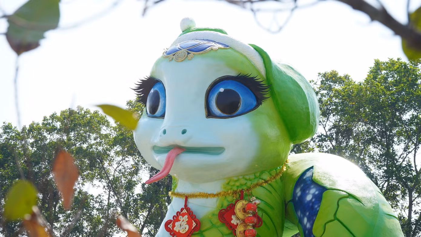 Linh vật rắn hạnh phúc do anh Bùi Văn Quân (Hiệp Hòa, Bắc Giang) sáng tạo gây chú ý vì vẻ ngoài mập mạp. Linh vật nặng khoảng 7 tấn, cao 5,1 m tính cả bệ đỡ. Công trình được thực hiện từ giữa năm 2024.