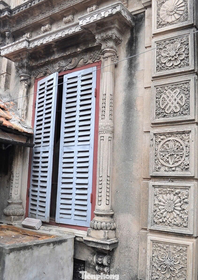 Cửa sổ hình trang sách kết hợp với cột trụ Ionic của Hy Lạp, bên cạnh là những bức tranh hoa đá được khắc vẽ công phu, tỉ mỉ. Tuy đồ sộ với phong cách phương Tây ngôi nhà vẫn mang nét rất Á Đông trong hình dáng tổng thể.