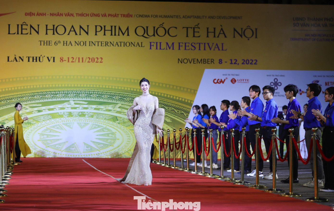 Nguyễn Phương Nhi - Á hậu 2 Miss World Việt Nam 2022 sải bước trên thảm đỏ. Ảnh: NHƯ Ý.