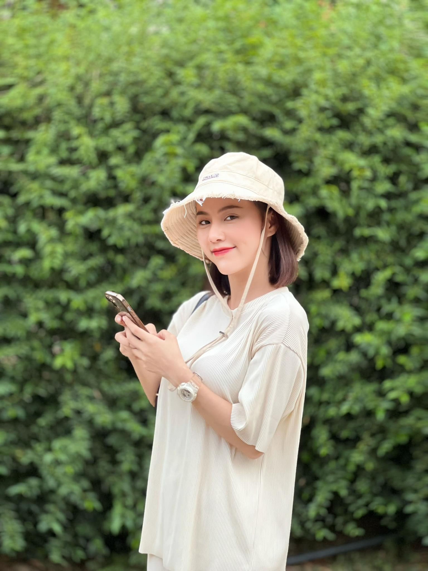 Minh Thu sinh năm 1996, tốt nghiệp chuyên ngành diễn viên tại trường Đại học Sân khấu - Điện ảnh Hà Nội. Minh Thu là bạn học cùng khóa với nhiều gương mặt nổi bật của màn ảnh nhỏ hiện nay như Lương Thanh, Việt Hoa, Anh Đào, Tố Uyên, Quang Trọng... Minh Thu sinh năm 1996, tốt nghiệp chuyên ngành diễn viên tại trường Đại học Sân khấu - Điện ảnh Hà Nội. Minh Thu là bạn học cùng khóa với nhiều gương mặt nổi bật của màn ảnh nhỏ hiện nay như Lương Thanh, Việt Hoa, Anh Đào, Tố Uyên, Quang Trọng...