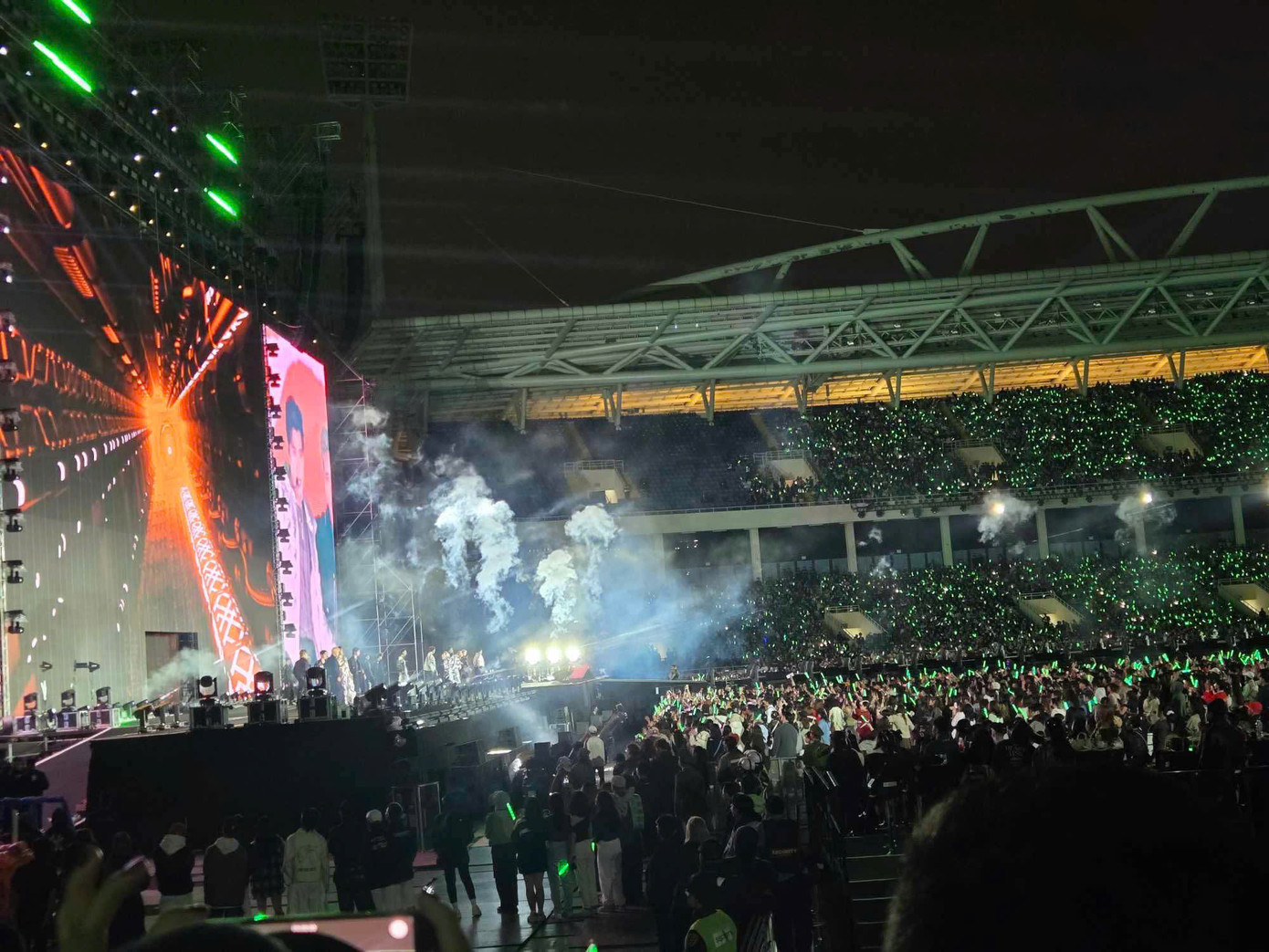 Hàng chục nghìn người hâm mộ có mặt tại sân vận động quốc gia Mỹ Đình trong tối 7/12 để tham dự concert đầu tiên tại Hà Nội của Anh trai say hi.