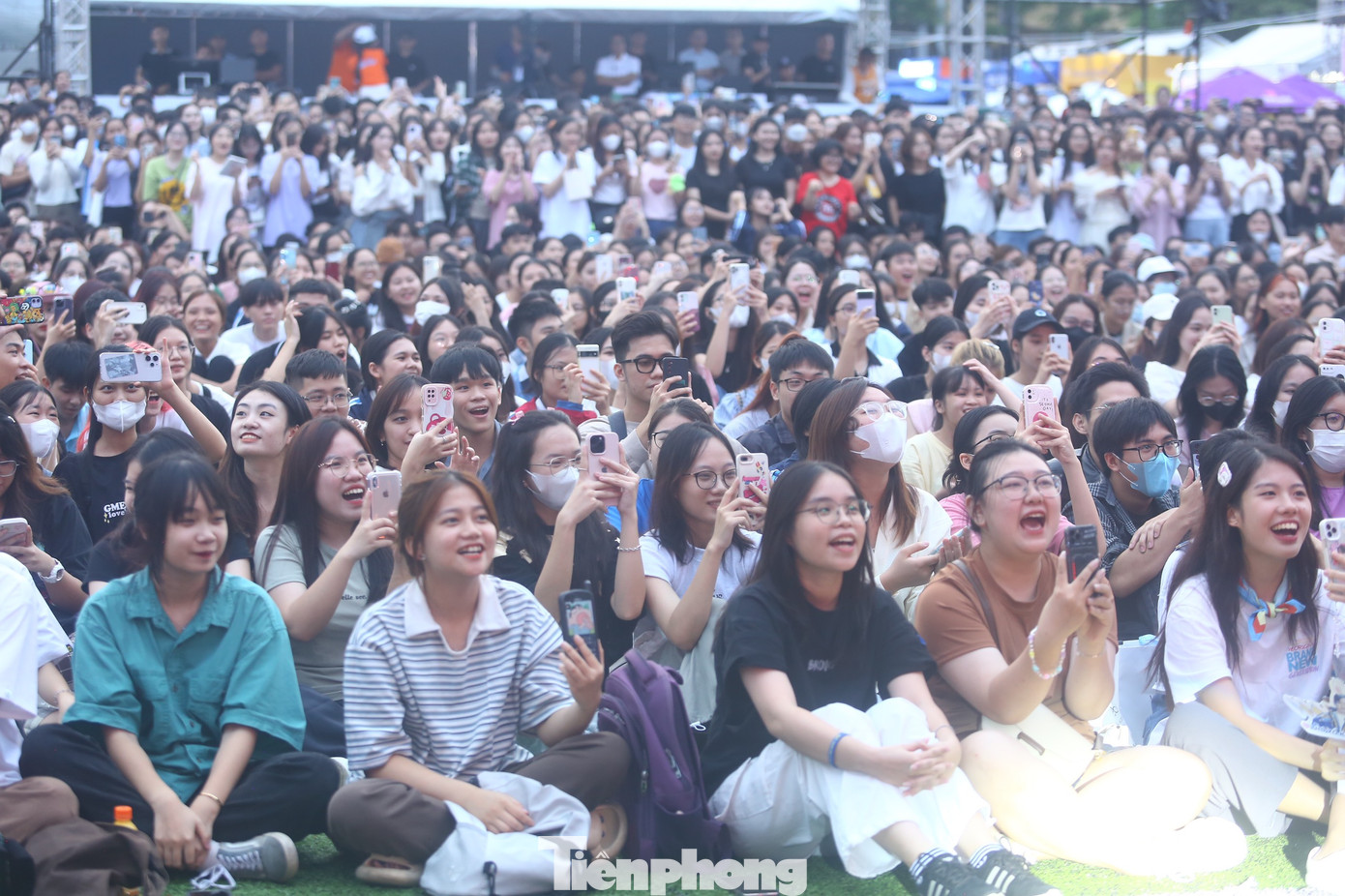 Hoàng Dũng giao lưu với người hâm mộ. Anh hào hứng rủ khán giả cùng hát theo ca khúc Nàng thơ. Hoàng Dũng giao lưu với người hâm mộ. Anh hào hứng rủ khán giả cùng hát theo ca khúc Nàng thơ.