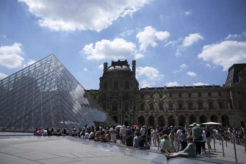 Khách du lịch xếp hàng dài bên ngoài bảo tàng Louvre hôm 16/6. Ảnh: AP. Khách du lịch xếp hàng dài bên ngoài bảo tàng Louvre hôm 16/6. Ảnh: AP.