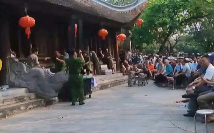 Cuộc họp của Ban quản lý di tích làng Đồng Kỵ chiều 16/4. Cuộc họp của Ban quản lý di tích làng Đồng Kỵ chiều 16/4.