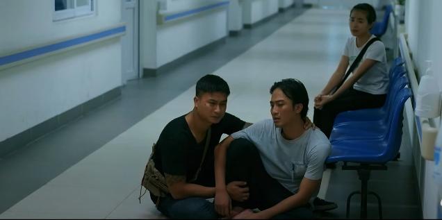 Mến suy sụp vì vợ gặp nguy kịch. Ảnh: CMH. Mến suy sụp vì vợ gặp nguy kịch. Ảnh: CMH.