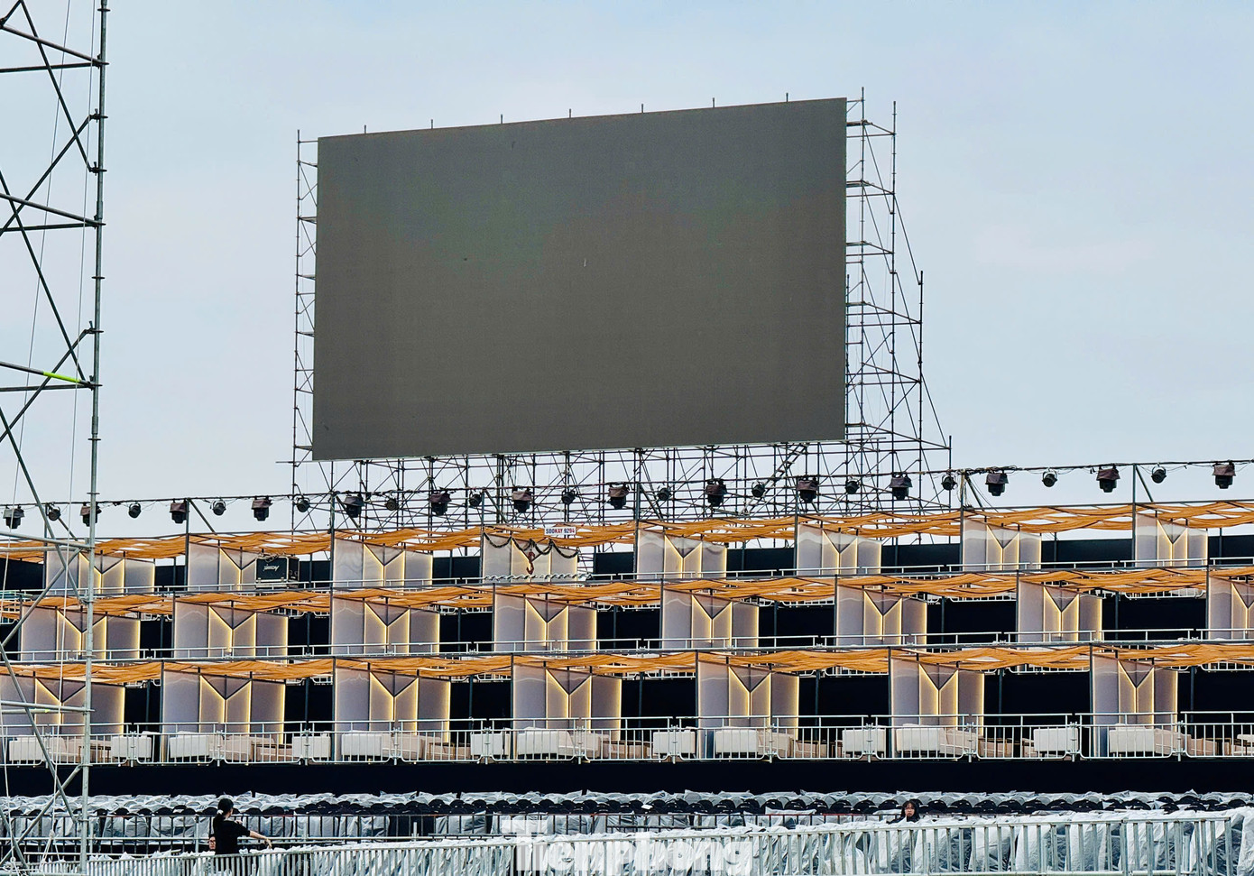 Bên trong nơi diễn ra concert, 8 màn hình LED được bố trí phục vụ khán giả. Ca sĩ Đăng Khôi cho biết dàn nghệ sĩ luyện tập đến khoảng 4h sáng 14/12.