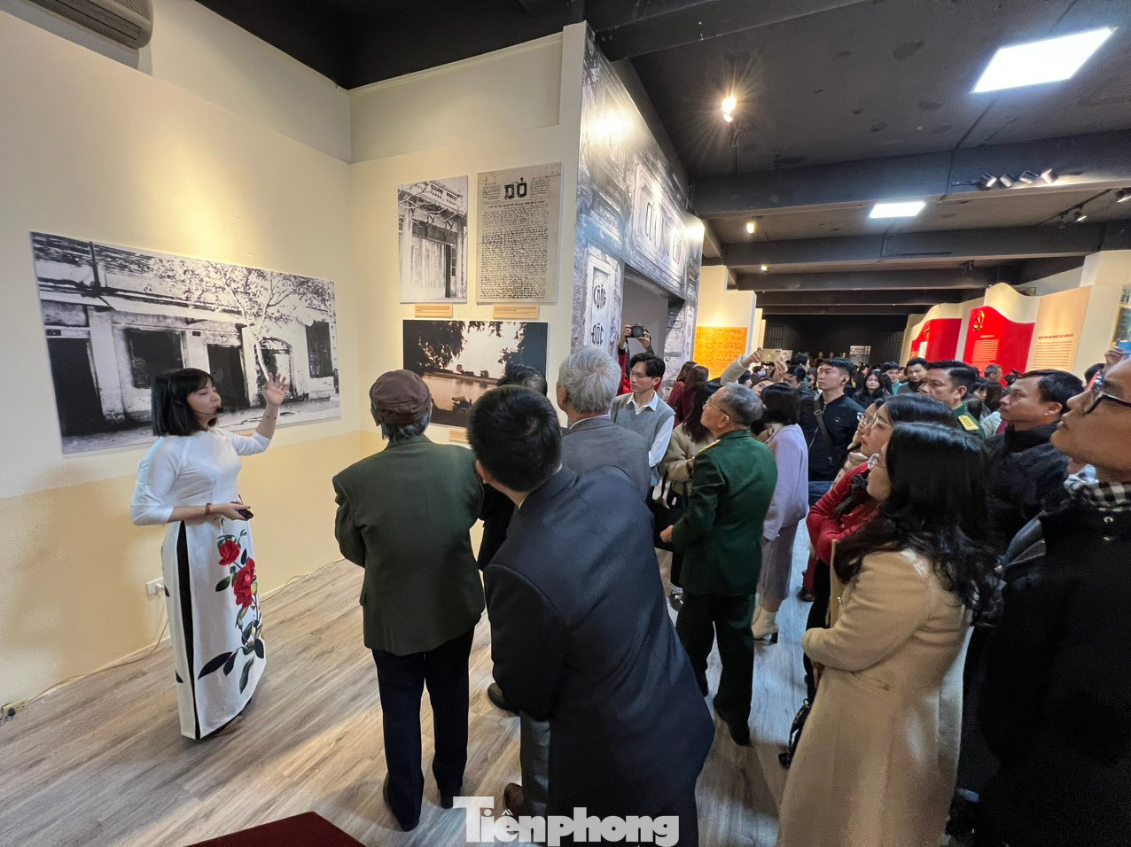 Nội dung trưng bày gồm 2 phần. Phần 1 Người ươm mầm những hạt giống đỏ giới thiệu vai trò của lãnh tụ Nguyễn Ái Quốc - Hồ Chí Minh với việc đào tạo, ươm mầm những hạt giống đỏ cho cách mạng Việt Nam thông qua Đường Kách mệnh (bảo vật quốc gia), các khóa đào tạo huấn luyện chính trị ở Quảng Châu (Trung Quốc), những hình ảnh, tài liệu, hiện vật và câu chuyện về đội ngũ thế hệ cán bộ cách mạng Việt Nam đầu tiên.