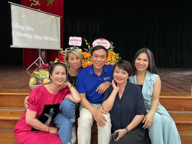 NSƯT Đỗ Kỷ cùng bà xã- NSND Lan Hương, nghệ sĩ Đinh Trà My cùng nhiều đồng nghiệp tại Nhà hát. NSƯT Đỗ Kỷ cùng bà xã- NSND Lan Hương, nghệ sĩ Đinh Trà My cùng nhiều đồng nghiệp tại Nhà hát.