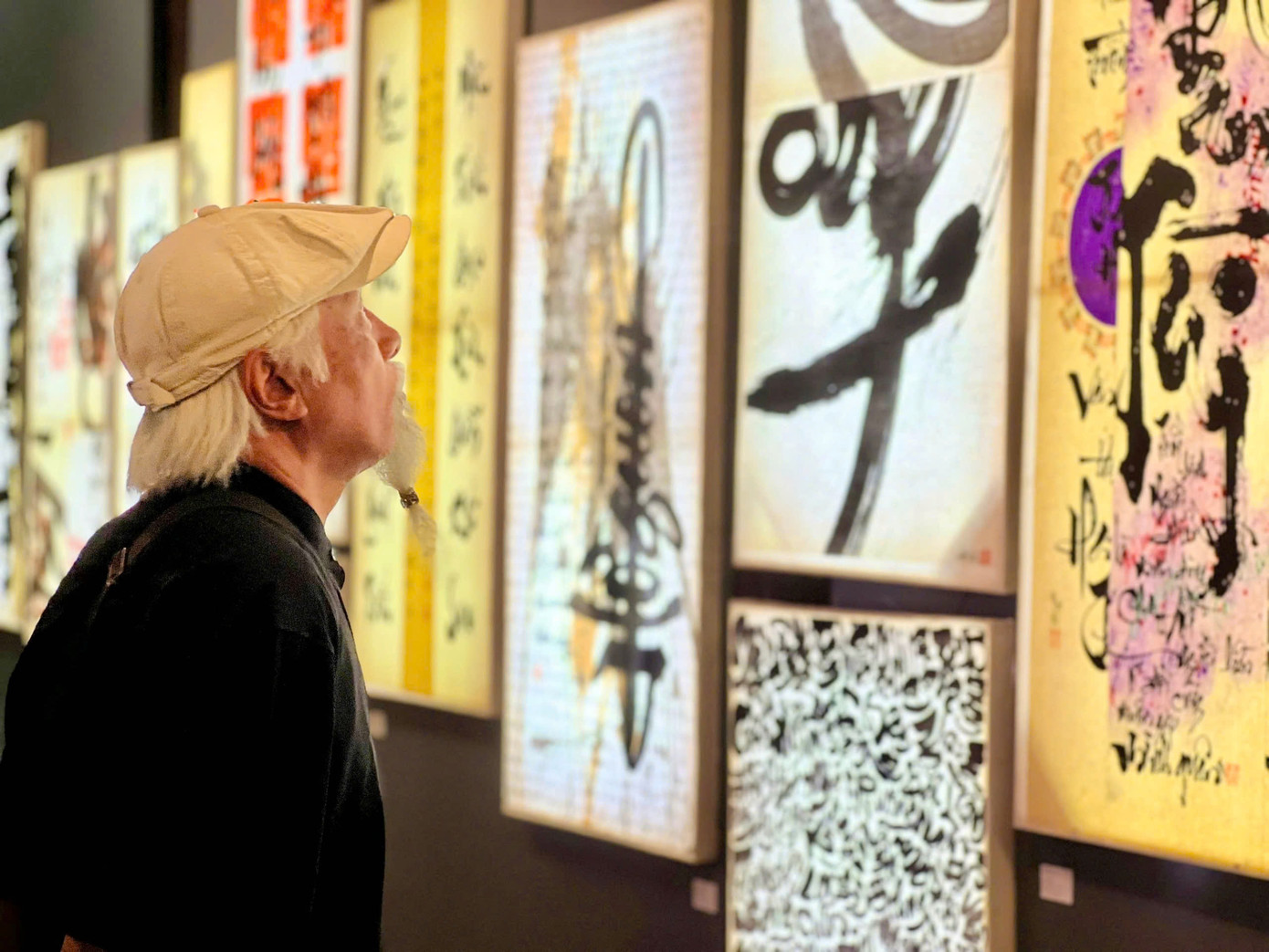 Triển lãm định hướng sáng tác mới, tư duy nghệ thuật theo hướng mới, tân cổ điển - bán hiện đại. Cách thức tổ chức, trưng bày hiện đại được định hình để làm tiền đề và chuẩn mực hơn từ nay về sau cho các triển lãm kế tiếp về thư pháp quốc ngữ. Triển lãm định hướng sáng tác mới, tư duy nghệ thuật theo hướng mới, tân cổ điển - bán hiện đại. Cách thức tổ chức, trưng bày hiện đại được định hình để làm tiền đề và chuẩn mực hơn từ nay về sau cho các triển lãm kế tiếp về thư pháp quốc ngữ.