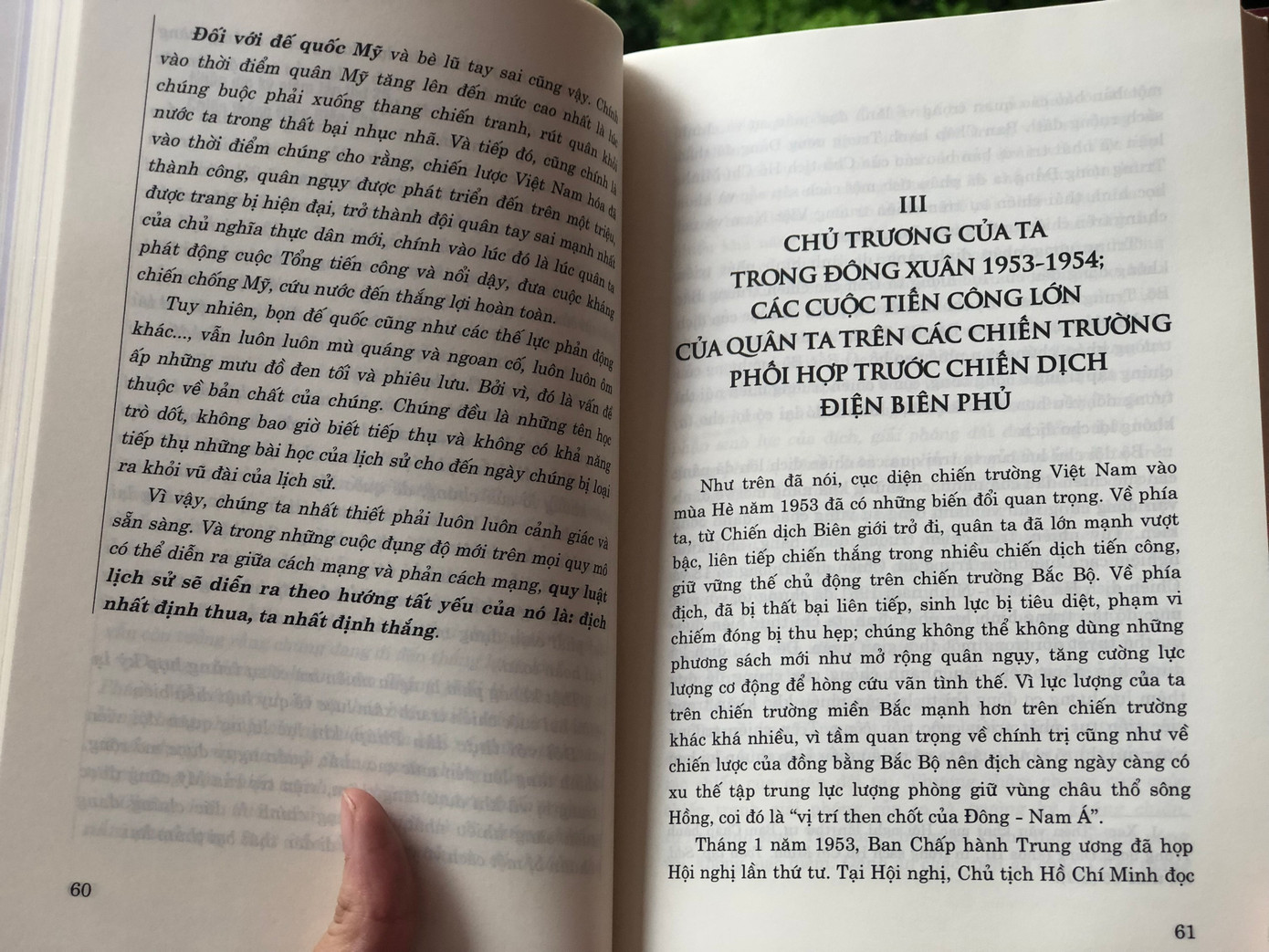 Nhiều hình ảnh trong sách được lấy từ bản phim gốc của phóng viên chiến trường.