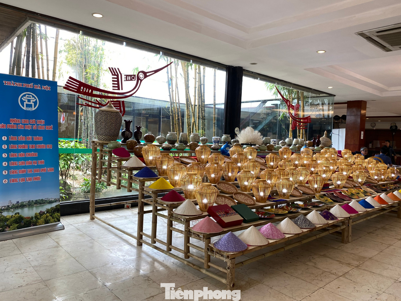 Trưng bày nhằm tôn vinh quảng bá các giá trị văn hóa tiêu biểu của Thăng Long - Hà Nội, được chia thành các không gian nhỏ, với các chủ đề riêng biệt. Trong đó, không gian văn hóa của 6 làng nghề tiêu biểu gồm gốm Bát Tràng, khảm trai Chuôn Ngọ, nón Chuông, sơn mài Hạ Thái, mây tre đan Phú Vinh, lụa Vạn Phúc. Ảnh: NGỌC ÁNH.