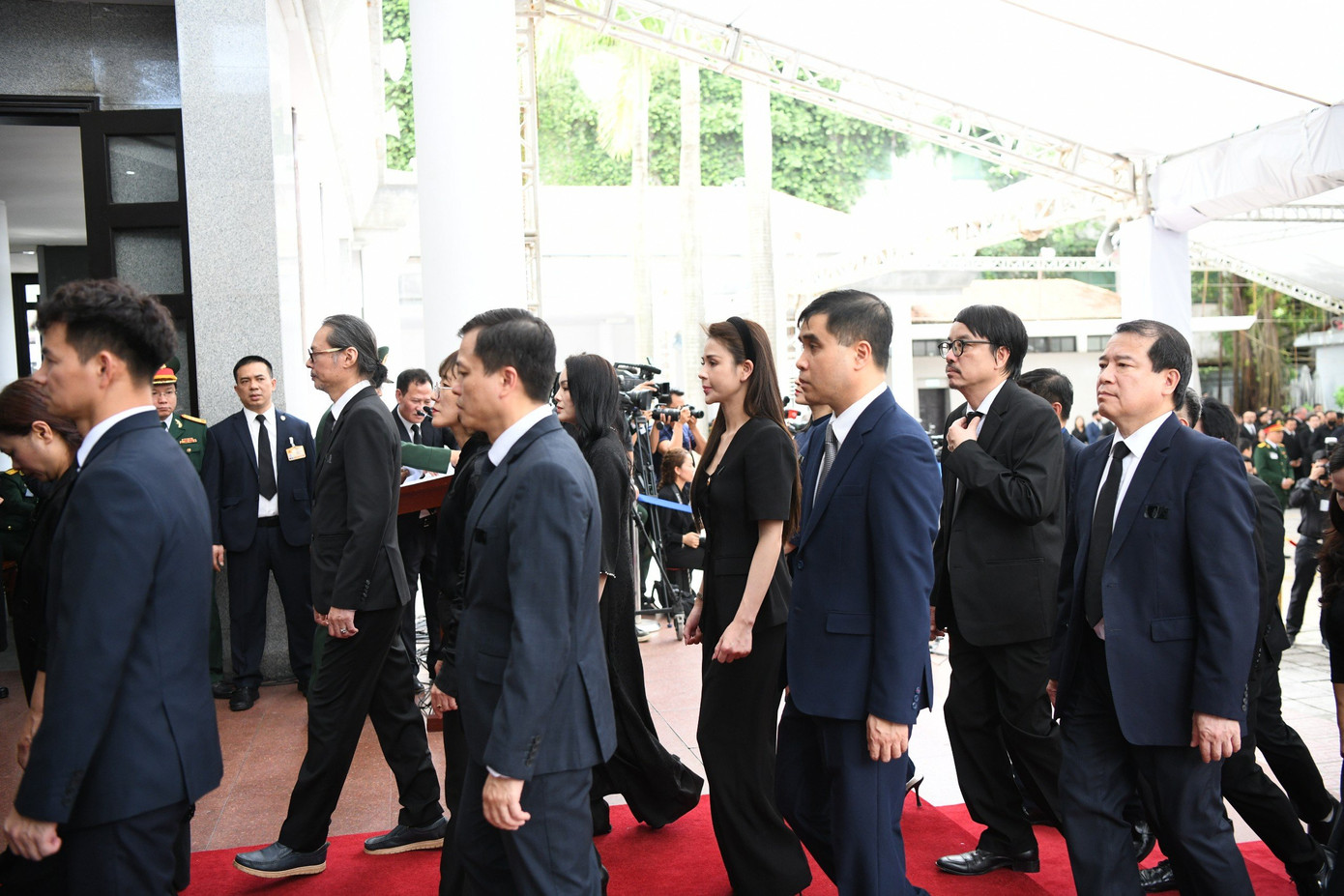 Đoàn đại biểu Bộ VHTTDL có NSND Xuân Bắc, NSND Trần Lực, NSND Tống Toàn Thắng, NSƯT Sĩ Tiến, diễn viên Lương Thu Trang, ca sĩ Tân Nhàn... NSND Trần Lực chia sẻ: "Tôi cùng các NSND Lê Khanh, Lan Hương và các nghệ sĩ trong ngành sân khấu, điện ảnh, âm nhạc, mỹ thuật… cùng lãnh đạo Bộ VHTTDL vào viếng Tổng Bí thư Nguyễn Phú Trọng. Nhà tang lễ bài trí đơn giản, giản dị như cuộc sống của Tổng Bí thư", NSND Trần Lực bày tỏ. Ông xúc động bởi không khí trang nghiêm mà gần gũi. Ảnh: Như Ý.