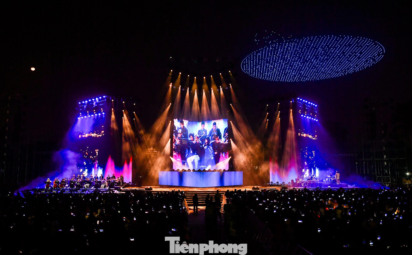 Để đảm bảo an toàn cho sự kiện, trong hai ngày 17 và 18/1, lực lượng chức năng cấm đường một số tuyến và phân luồng giao thông từ 18h đến 24h. Cụ thể, cấm ô tô di chuyển từ ngã ba Lạc Long Quân - Xuân La đến ngã ba Lạc Long Quân - Âu Cơ, cấm xe máy di chuyển từ ngõ 655 Lạc Long Quân đến ngõ 683 Lạc Long Quân.