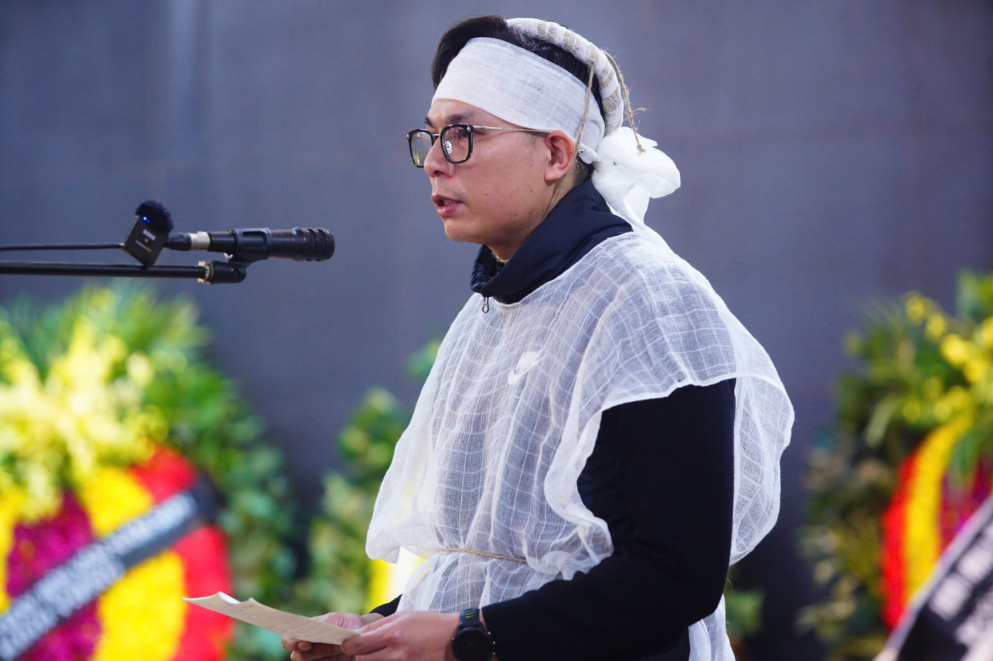 Anh Dương Thái Hà - con trai cả của nhà thơ, nhà báo Dương Xuân Nam - rưng rưng đáp từ và nói lời tiễn biệt cha mình.