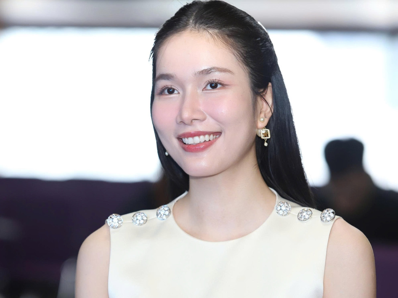 Á hậu Phạm Ngọc Phương Anh xuất hiện tại Đại học Hoa Sen (TPHCM) trong trang phục thanh lịch.