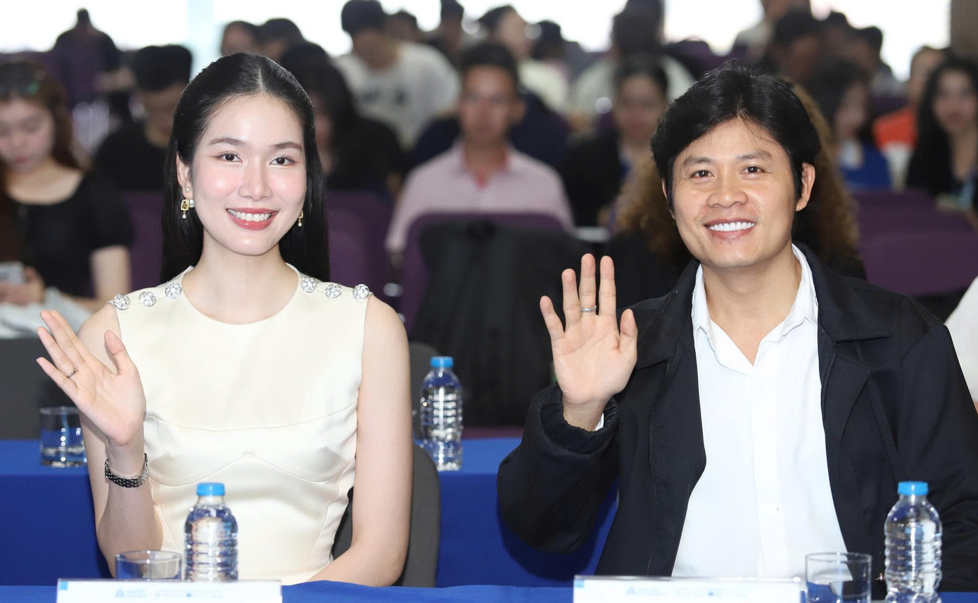 Giảng viên, thạc sĩ, Á hậu Phương Anh và nhạc sĩ Nguyễn Văn Chung ngồi bàn tròn thảo luận cùng chuyên gia, dưới sự dẫn dắt của doanh nhân, chuyên gia truyền thông thương hiệu Phạm Việt Thắng. Nhạc sĩ Nguyễn Văn Chung cho biết rất xúc động khi nghe ca khúc Viết tiếp câu chuyện hòa bình của anh được sinh viên Đại học Hoa Sen thể hiện trên sân khấu. &quot;Từng câu chữ trong bài hát đều là niềm tự hào của tôi. Tôi vui khi ca khúc lại được thể hiện một lần nữa ngày hôm nay&quot;, nhạc sĩ Nguyễn Văn Chung nói.