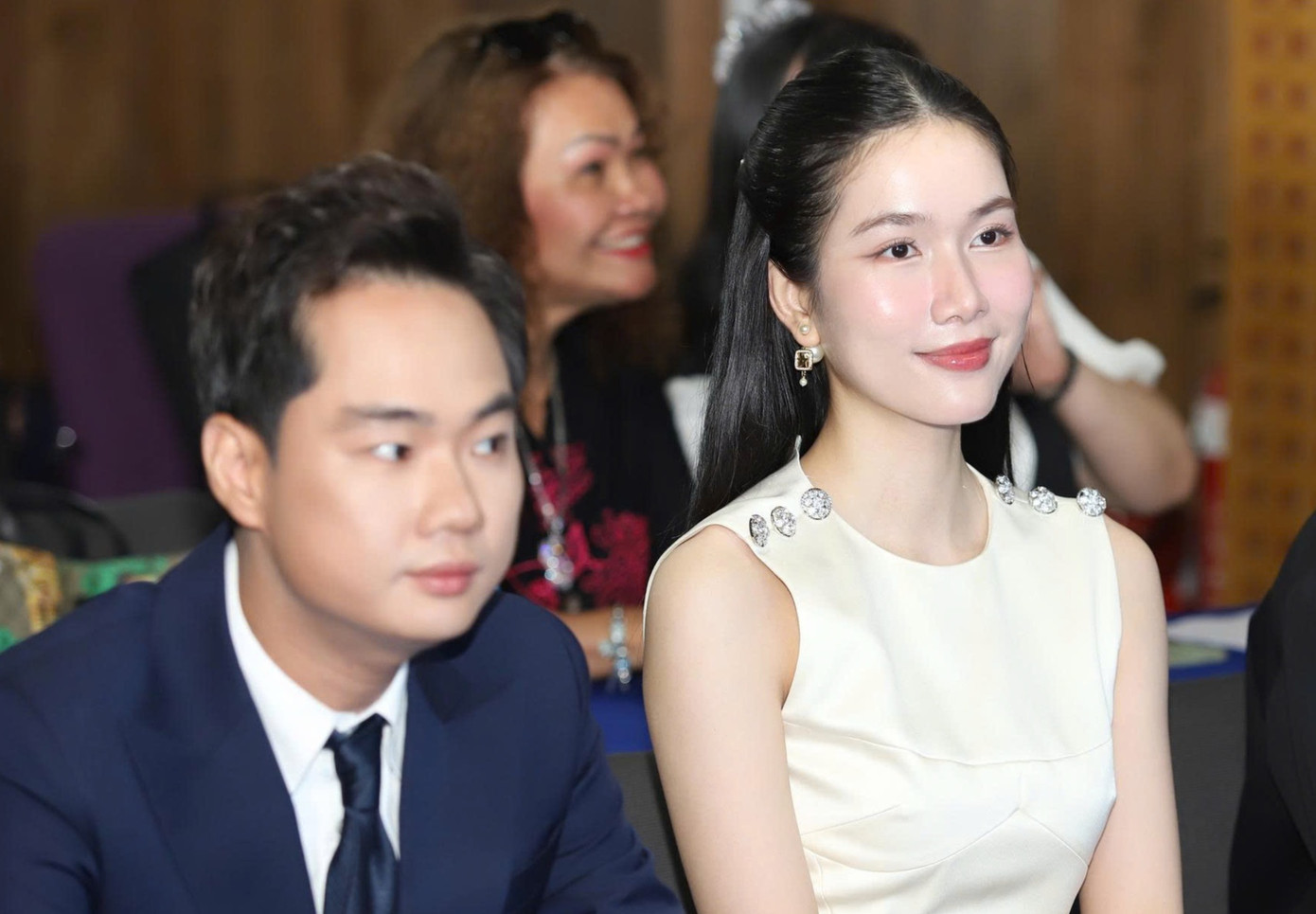 Á hậu Phạm Ngọc Phương Anh xuất hiện tại Đại học Hoa Sen (TPHCM) trong trang phục thanh lịch.