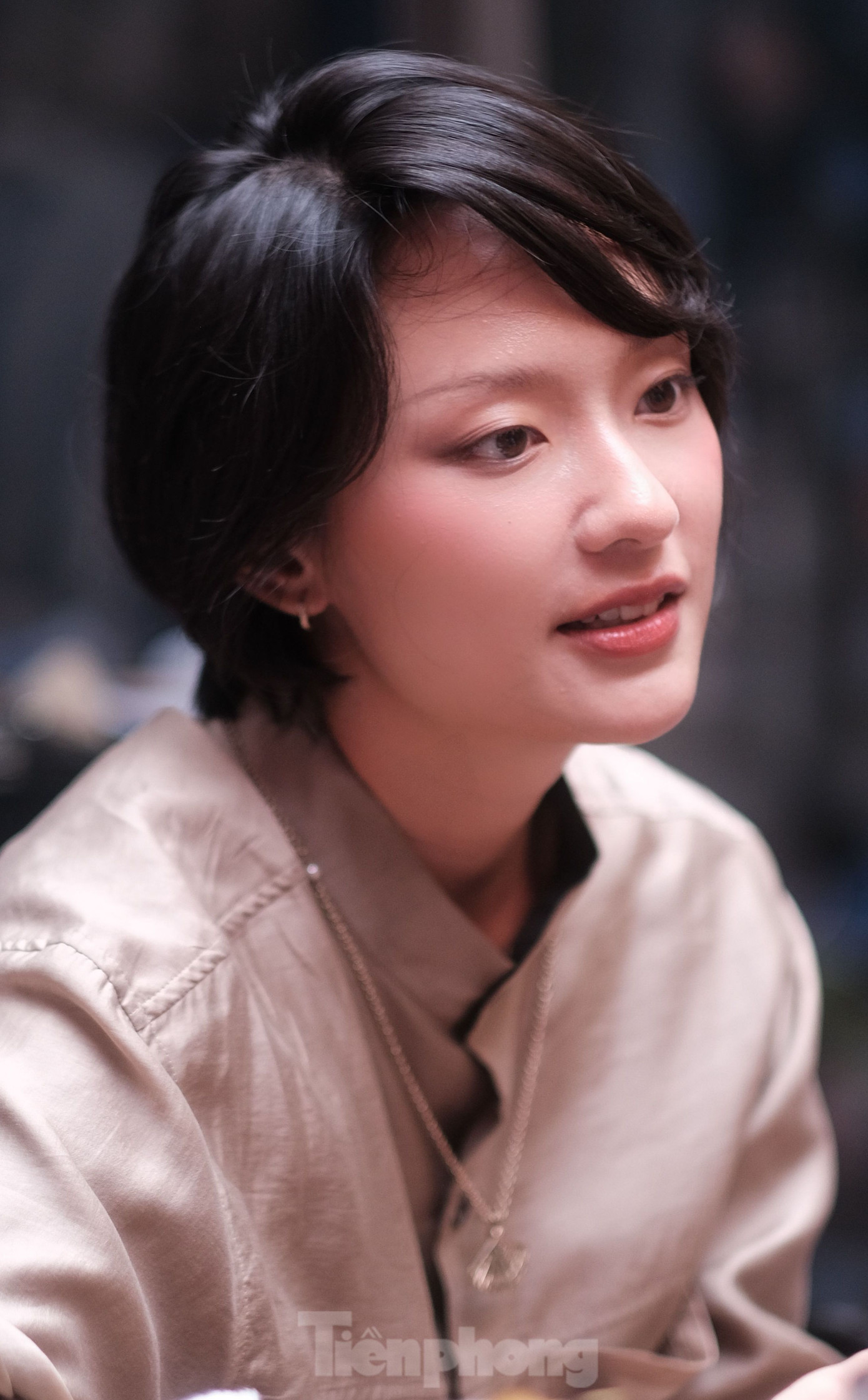 Trong phim, nhân vật của Hồ Thu Anh có cảnh nóng với Quang Tuấn (vai Tư Đạp). Đạo diễn cho biết cân nhắc kỹ khi đưa tình tiết này vào một phim về đề tài chiến tranh. Mục đích của cảnh quay đề cao sức sống của con người trong thời chiến, cho thấy họ vẫn khát khao tìm thấy nhau giữa bom đạn.